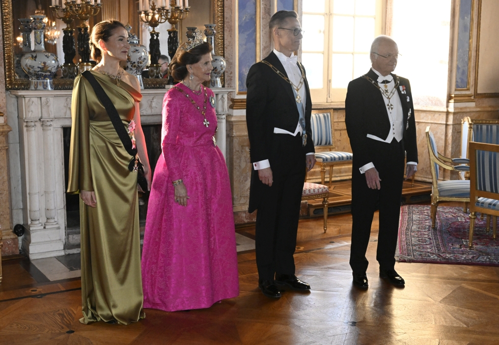 Tasavallan presidentti Alexander Stubb ja puolisonsa Suzanne Innes-Stubb poseerasivat yhteispotretissa Ruotsin kuningasparin kanssa Tukholman kuninkaanlinnassa.