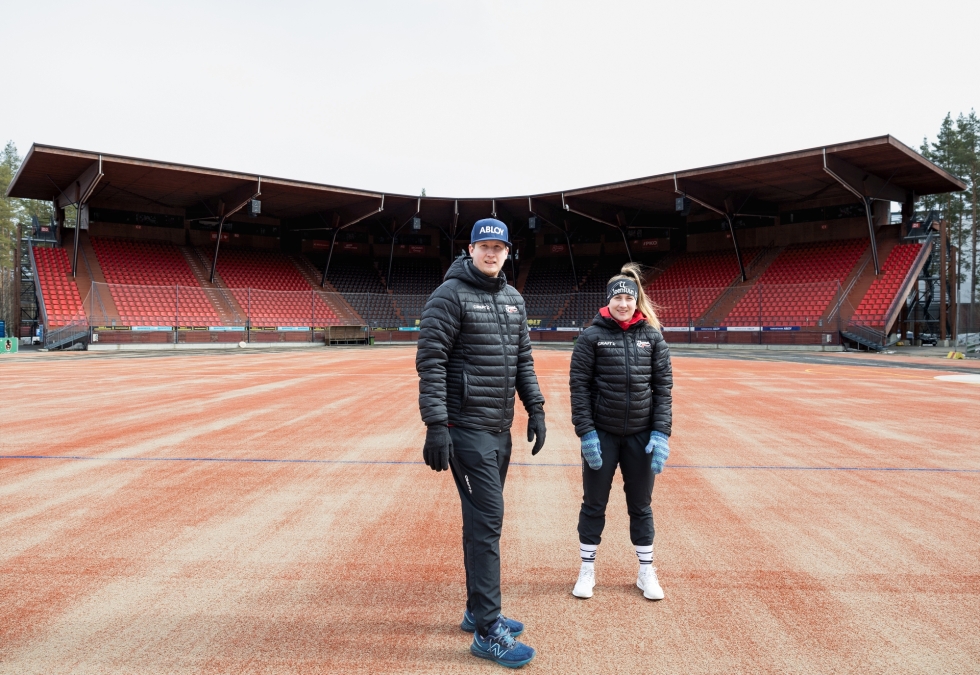 JoMan naisten pelinjohtaja Tommi Luostarinen ja kapteeni Marianne Roiha pääsivät harjoittelemaan ensimmäisen kerran Mehtimäen pesäpallostadionilla huhtikuun lopussa.