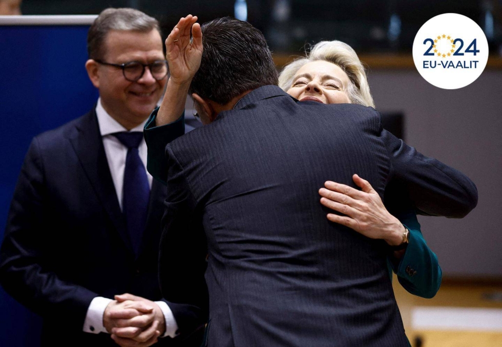 Pääministeri Petteri Orpo (kok.) katsoi vierestä, kun Hollannin pääministeri Mark Rutte tervehti EU-komission puheenjohtajaa Ursula von der Leyenia.