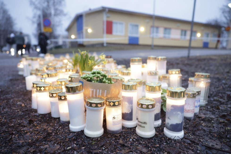 Kynttilöitä ja kukkia Vantaan Viertolan koulun edustalla tiistaina 2.4.