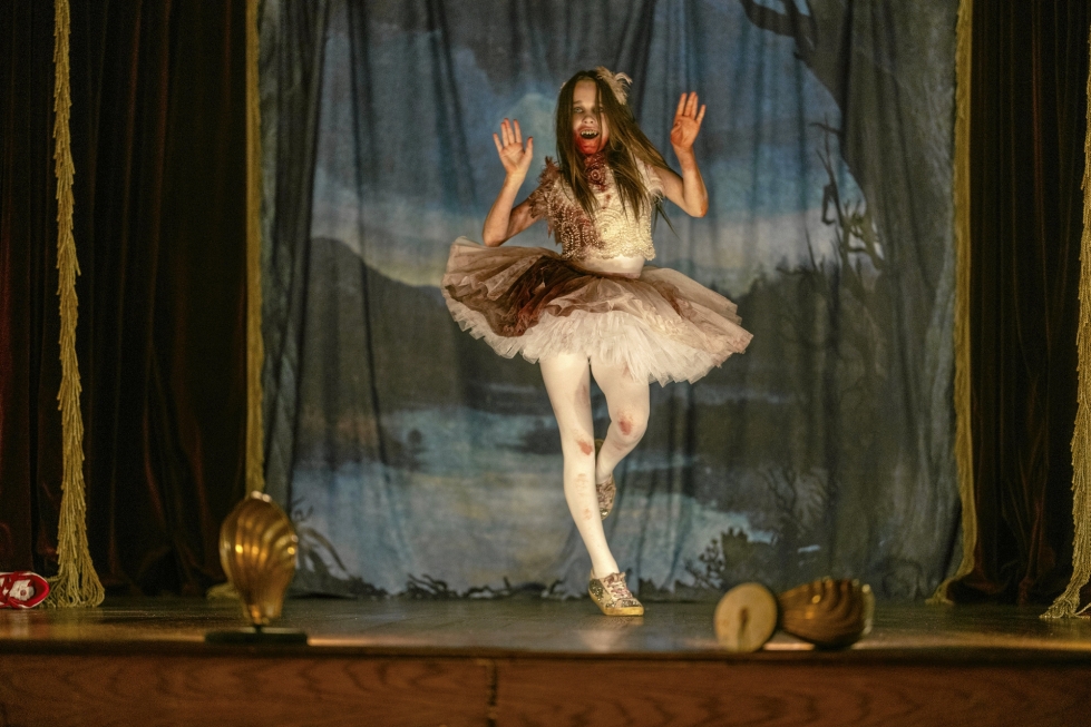 Ballerina Abigail (Alisha Weir) osoittautuu ihan muuksi kuin kidnappaajaryhmä luulee.