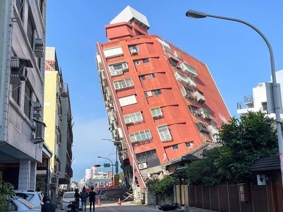 Maanjäristyksen tuhoja Hualien kaupungissa.