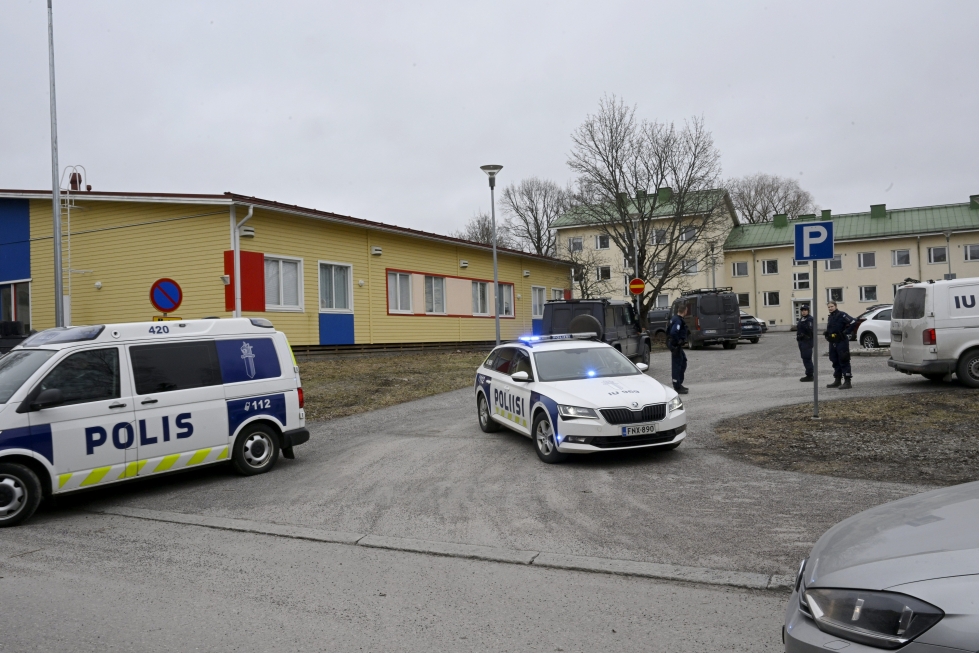 Poliisit partioivat aamupäivällä Viertolan koululla Vantaalla.