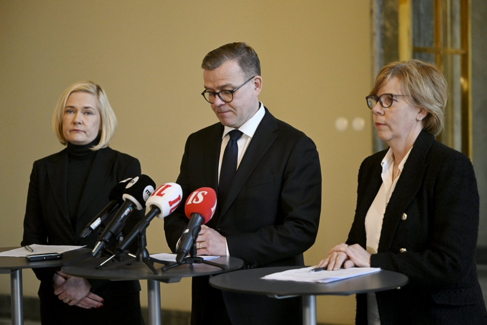 Sisäministeri Mari Rantanen (ps.), pääministeri Petteri Orpo (kok.) ja opetusministeri Anna-Maja Henriksson (r.) esittivät surunvalittelunsa.