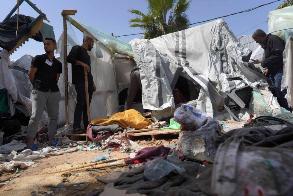 Ainakin kolme ulkomaalaista avustustyöntekijää, yksi palestiinalainen ja toistaiseksi tuntemattoman maan kansalainen kuolivat Israelin asevoimien iskussa Deir al-Balahin kaupungissa, kertovat Reuters ja al-Jazeera. Kuva kaupungista Israelin tekemien iskujen jälkeen 31. maaliskuuta. 