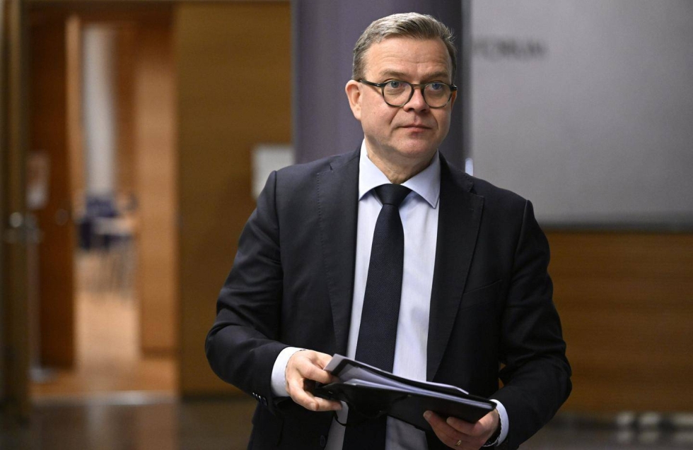 Pääministeri Petteri Orpo (kok.) sanoo, että hänen ajatuksensa ovat Vantaan kouluampumisen uhrien luona.