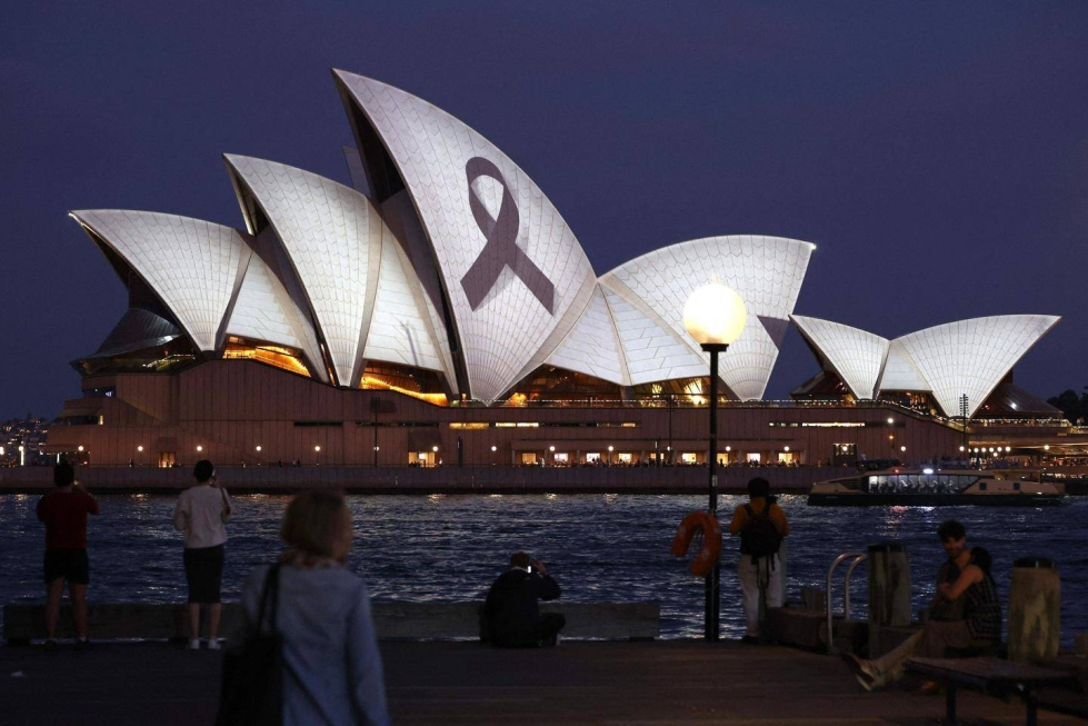 Sydneyn oopperataloon heijastetiin musta surunauha ostoskeskushyökkäyksen uhrien muistoksi.