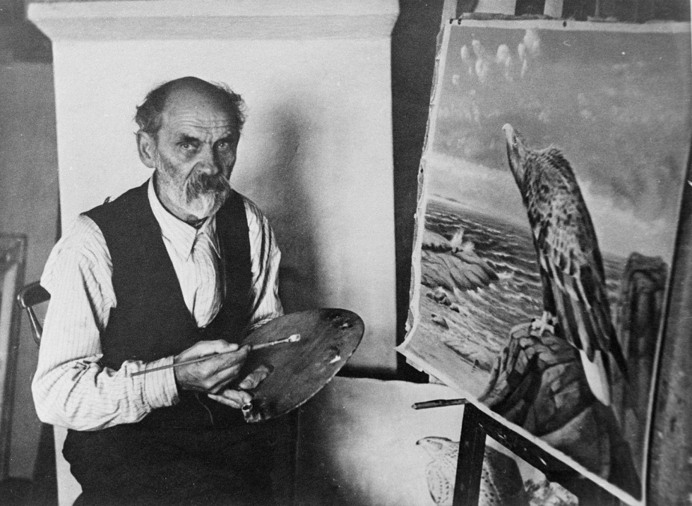 Taidemaalari Matti Karppanen kuvattuna työnsä ääressä.