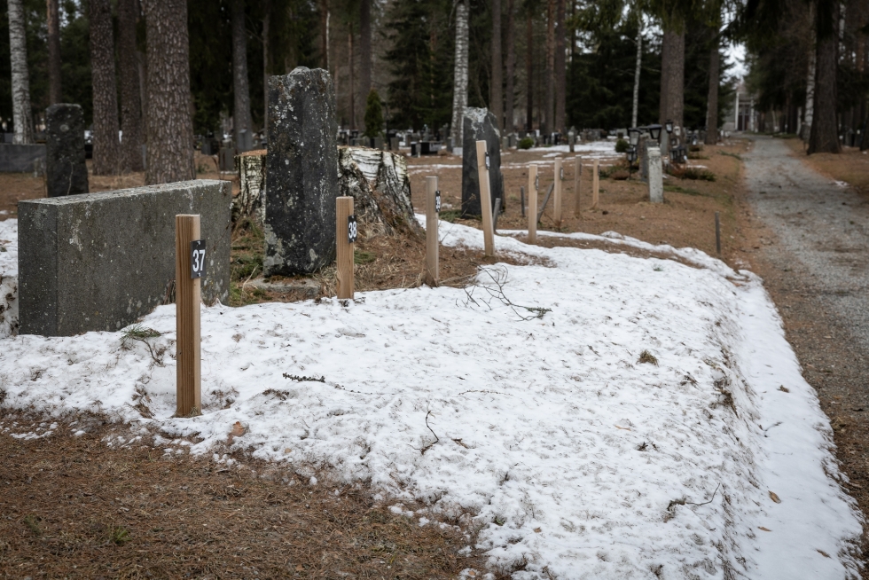 Joukkohaudat Joensuun hautausmaalla ovat aivan tsasounan vieressä. Kunkin kepin kohdalla on reilun neliömetrin joukkohauta, jossa on useampi lapsi.