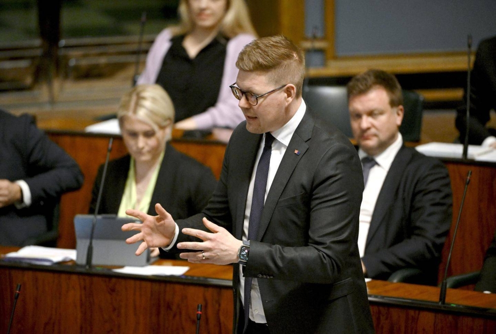 SDP:n puheenjohtaja Antti Lindtman piti puheenvuoron eduskunnan kyselytunnilla.