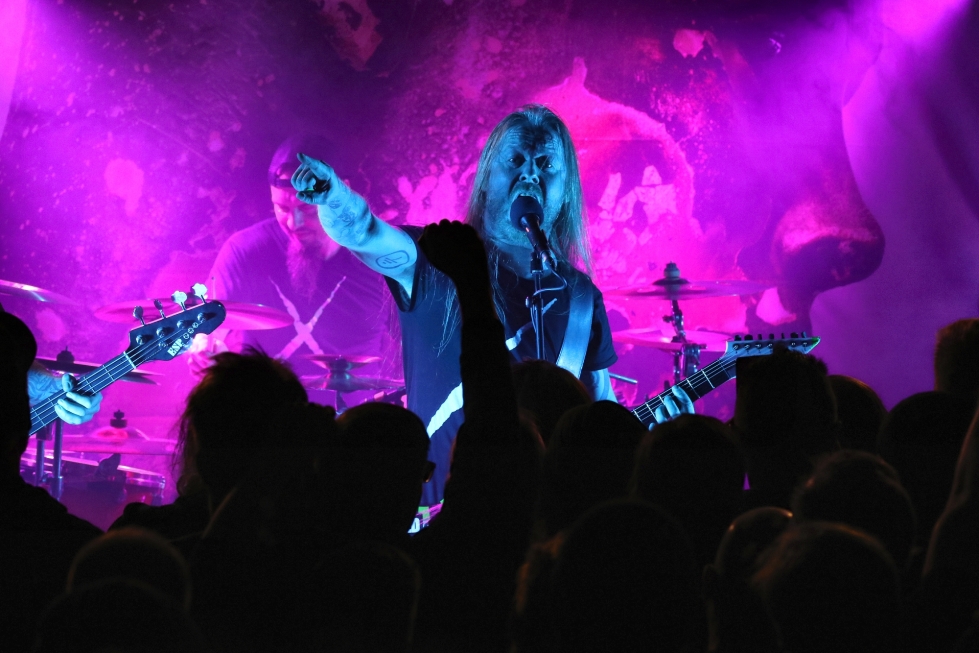 Stam1nan kitaristi ja laulusolisti Antti Hyyrynen viihtyi hyvin Bomban lavalla.