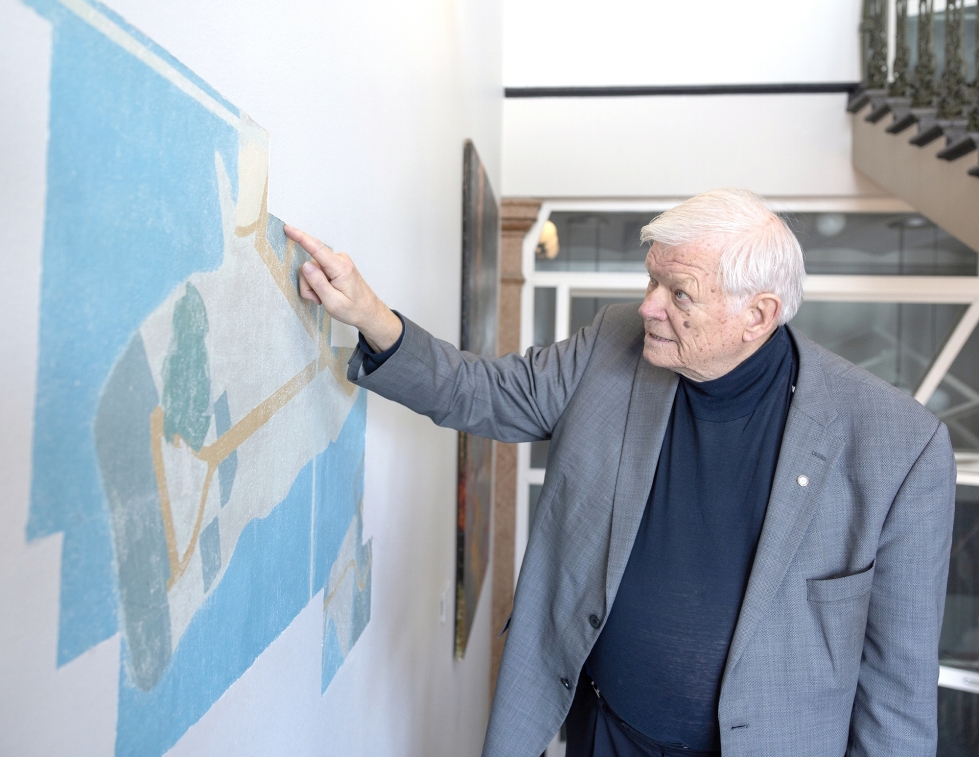 Pekka Ripatti oli maalaamassa Joensuun karttaa lyseon seinälle yli 60 vuotta sitten.