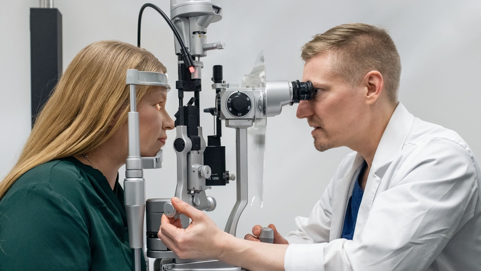 Silmälääkäri tutkii naisen silmiä