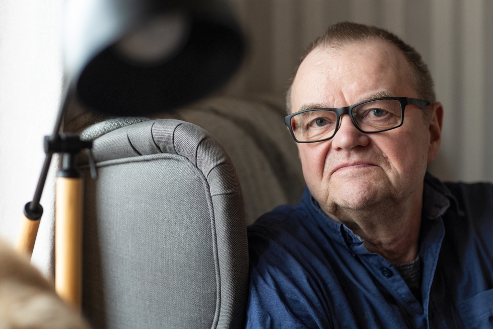 Kirjailija Jukka Niskanen kotonaan keväällä 2024.