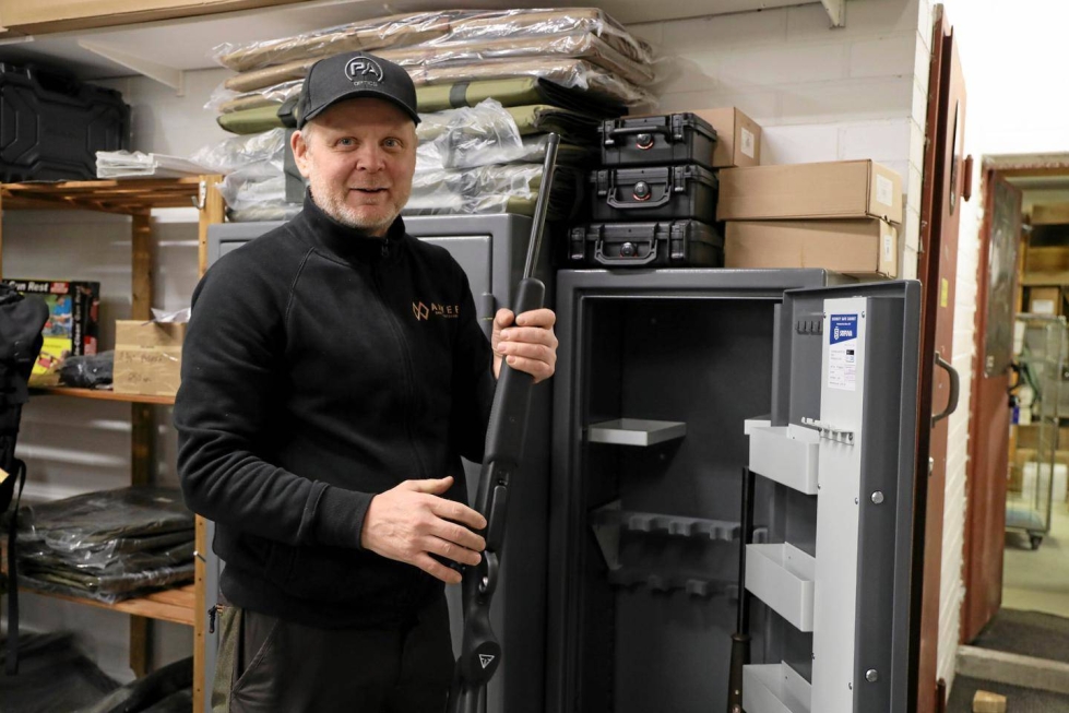 Aawee Oy:n yrittäjä Jarkko Laukia kehottaa varmistamaan, että aseita säilytetään kodeissa oikein. Yli viittä asetta varten on oltava asekaappi. 