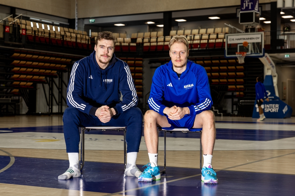 Hannes Pöllä ja Henri Permanto ovat kokeneet kovia. Kataja Basketin kaksikko on auttanut polvioperaatioista toipuessaan toinen toistaan.