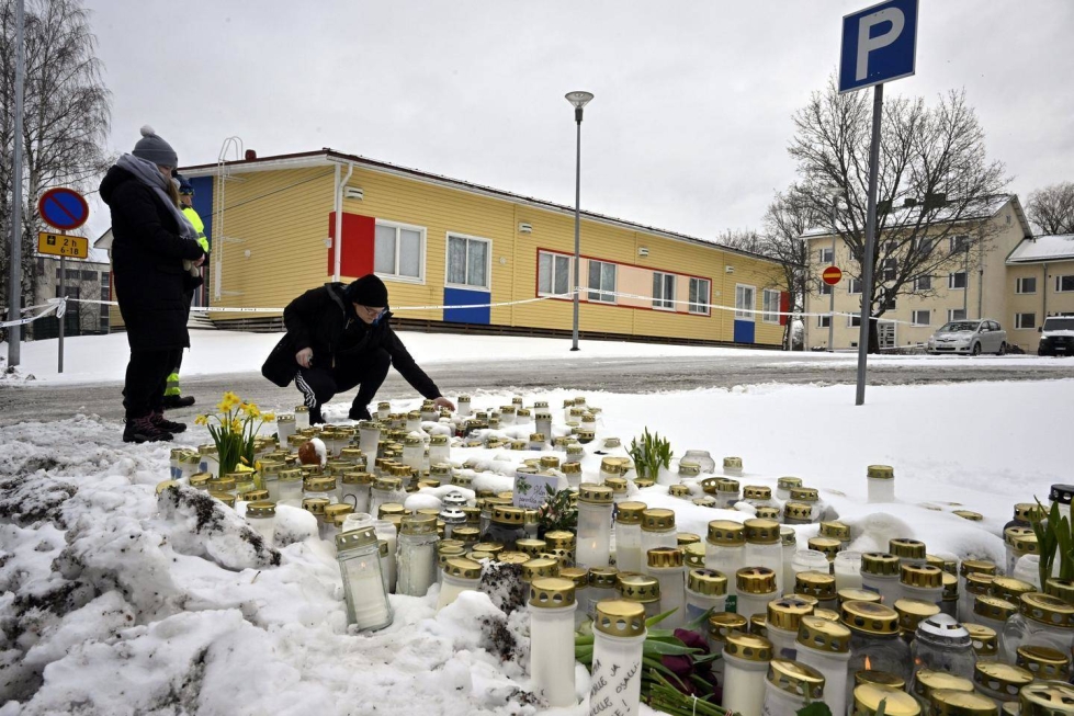 Ihmisiä tuomassa kynttilöitä ja kukkia Vantaan Viertolan koulun edustalle. Koulussa tapahtui tiistaina 2.4. kouluampuminen, jossa on kuollut 12-vuotias poika ja loukkaantunut vakavasti kaksi samanikäistä tyttöä.