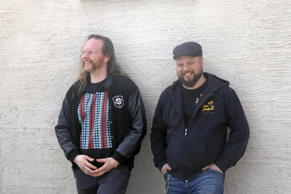 Jukka Salmisen (vas.) ja Mikko Vesalaisen ystävyys jatkui lähes siitä mihin se kymmenen vuotta sitten jäi. Salminen on ollut mukana Vesalaisen kiihdytysajotiimissä.