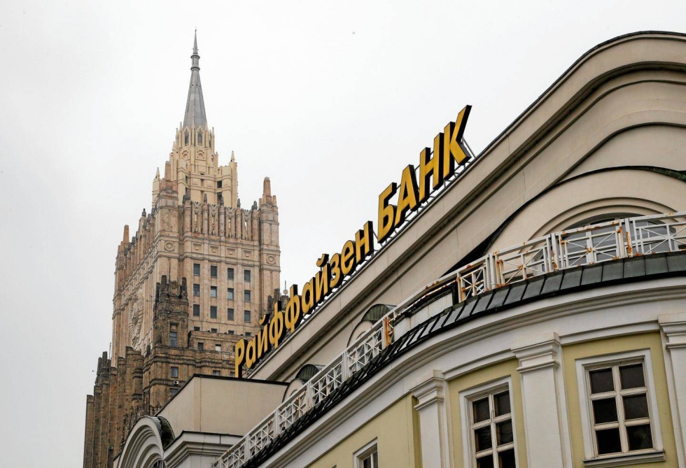 Raiffeisen-pankin logo komeili Venäjän ulkoministeriön palatsin edustalla olevan pankkikonttorin katolla Moskovassa.