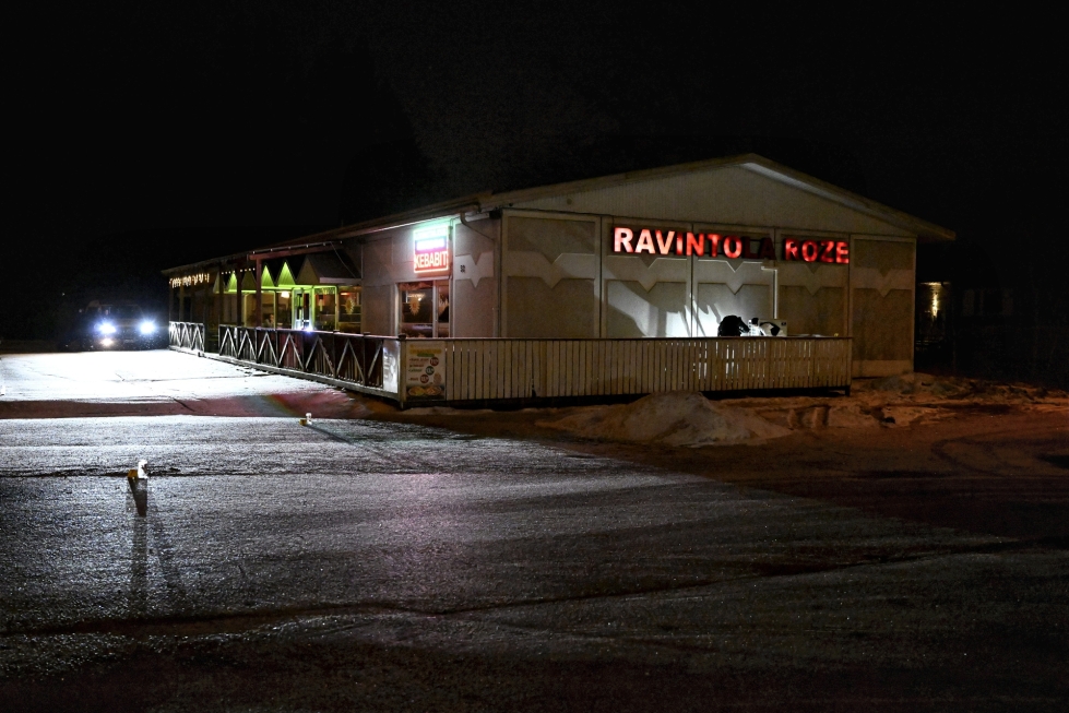 Poliisit tekevät teknistä tutkintaa ravintola Rozen kyltin alla Järvenpäässä myöhään lauantai-iltana.