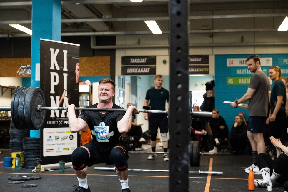 Mikko Kemppainen rutisti ylös 120 kiloa päätöslajissa, jossa tehtiin kaksi rinnallevetoa ja kaksi etukyykkyä.