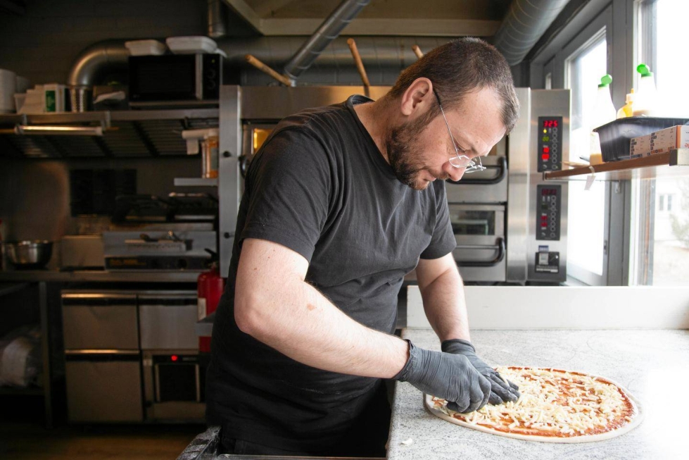 Pizzeria Nefiksen yrittäjä Özgür Tosun kertoo pitsan tekemiseen menevän noin kolme minuuttia. 