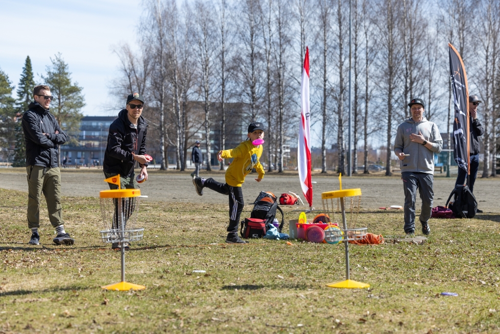 Jalkapallo- ja frisbeekoutsi Ville Vikström, Henri ja Vilho Pursiainen sekä Joen Liitokiekon 
puheenjohtaja Sammy Pylkki viettivät aurikoista kevätpäivää. 