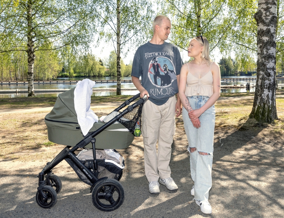 Tuoreet neliviikkoisen vauvan vanhemmat Eino Pennanen, 20, ja Viivi Pöntinen, 21, kertovat että kesälomalla suunnitteilla on ainakin matka Helsinkiin. Mikään pakko perhelomamatkat eivät heille jatkossa tule olemaan, mutta lapselle halutaan tarjota kuitenkin erilaisia kokemuksia, kuten vaikka käyntejä vesipuistoihin.