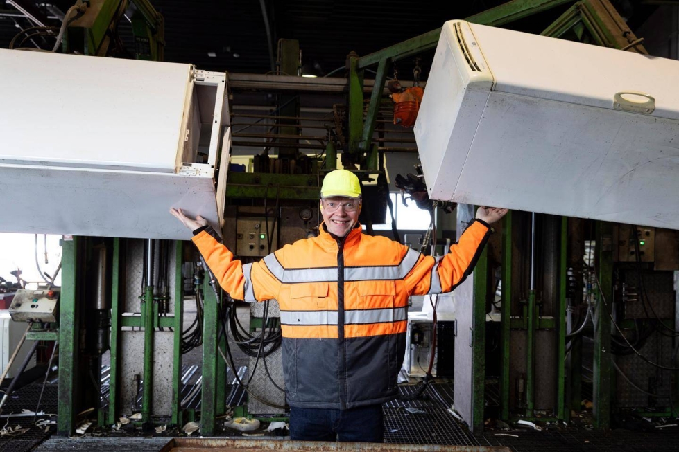 Kierrätykseen erikoistuneen Cool Finlandin toimitusjohtaja Pasi Kaskinen näyttää, miten kylmälaitteet nostetaan imukupeilla ilmaan.