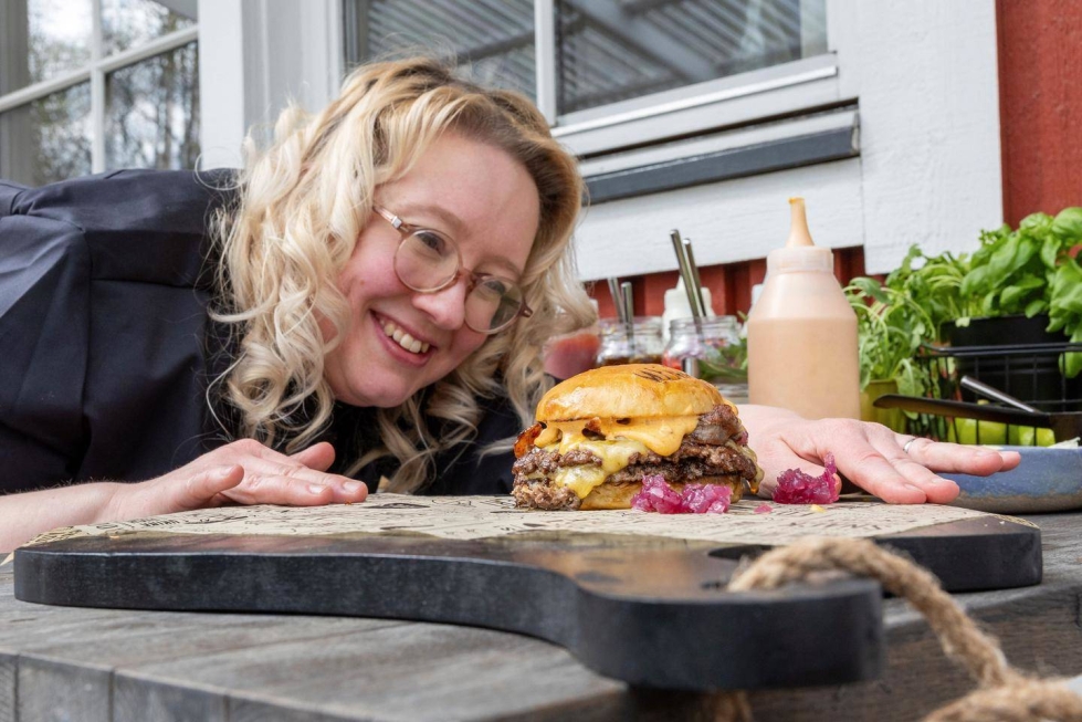 Kreetta Ahonen perusti vuonna 2020 Meggua-brändin, joka järjestää grillikouluja ja -iltoja, liveruokaohjelmia ja ruokaelämyksiä yksityisille ja yrityksille.