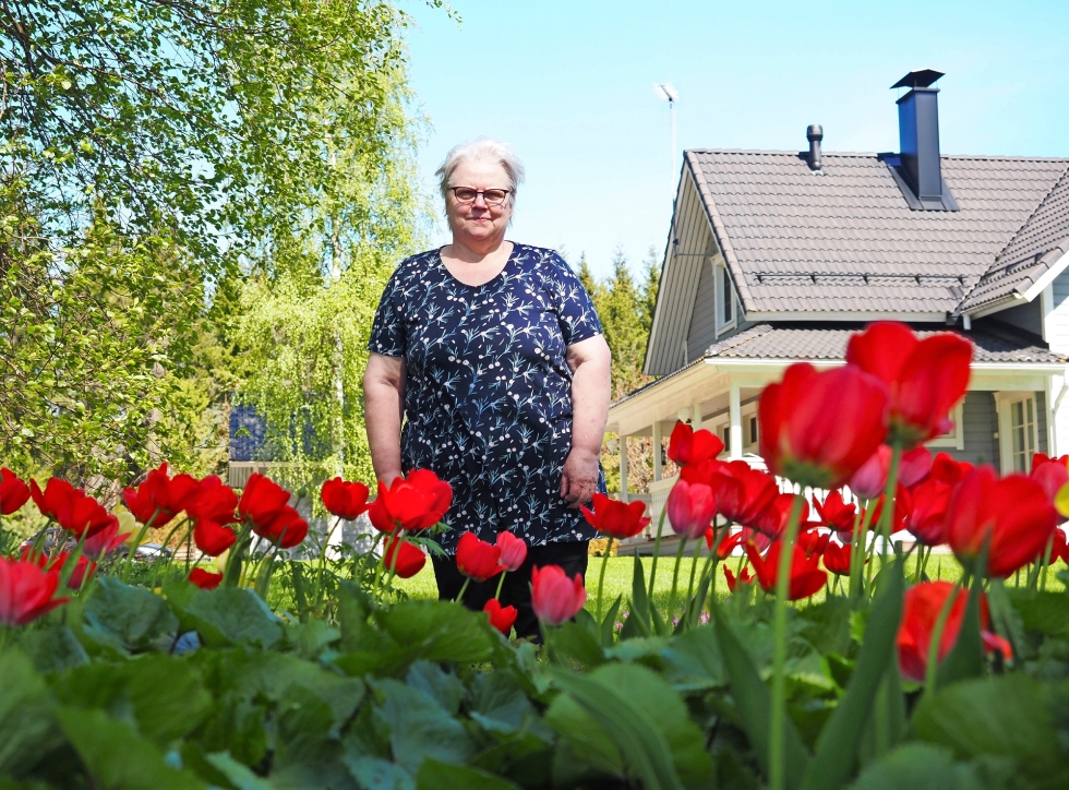 Ulla Kinnunen kertoo, että puutarhaa on rakennettu jo kolmentoista vuoden ajan.