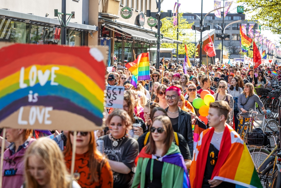 Pride-kulkue värittää Joensuun katukuvaa jälleen lauantaina. Kuva viimevuotisesta kulkueesta.