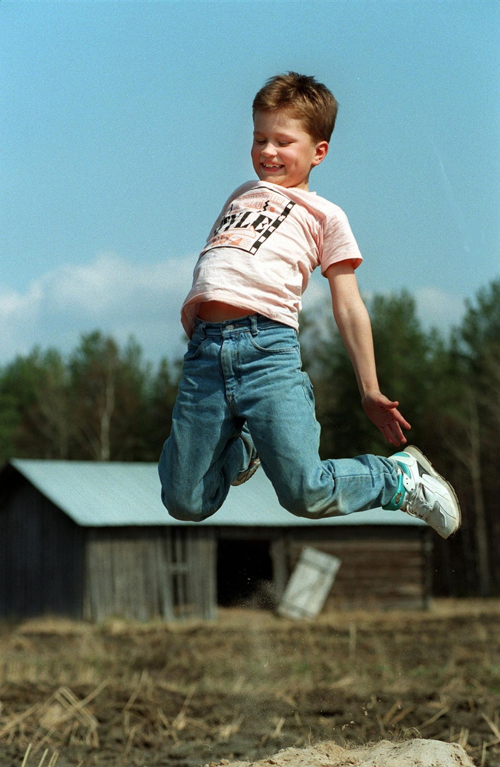 Tatu maalla. Karjalaisen toimittaja Hannu Jarva haastatteli kahdeksanvuotiaan joensuulaisnäyttelijän toukokuussa 1993. Kaihuan roolityön sisältänyt Markku Pölösen Onnen maa -elokuva oli ollut huhtikuussa ensi-illassa.