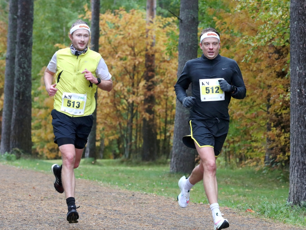 Jukka Keskisalo (oik.) Joensuu Run -juoksutapahtumassa syksyllä 2021. Vierellä kympin lenkkiä hölkkäsi Ari-Pekka Kaivosaari.