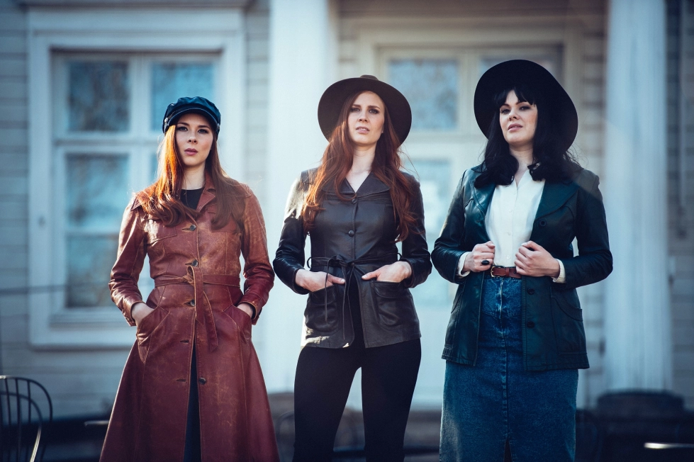 Iron Country Sisters on julkaissut tänä keväänä uutta musiikkia. Vasemmalta lukien pikkusisko Julia Rautamaa, 33, ja kaksossisaret Paula ja Silja Rautamaa, 38.