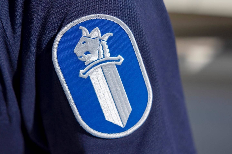 Helsingin poliisi tutkii tapausta, jossa autoseurueen jäsenen epäillään yrittäneen ryöstää varusmiehen rynnäkkökiväärin.