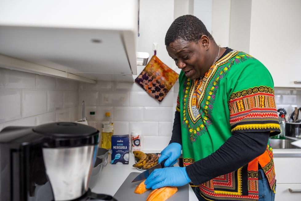 Philip Abbiw, 49, valmistelee bataattia uppopaistettavaksi. Sen jälkeen hän otti käsittelyyn keittobanaanit, jotka näkyvät taustalla. Muun muassa näitä tarjotaan Afromakujen keittiö -nimisessä noutoruokapalvelussa.