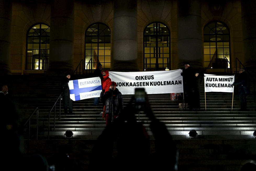 Eutanasian puolesta järjestettiin mielenosoitus Eduskuntatalon edustalla Helsingissä 2. marraskuuta 2021.