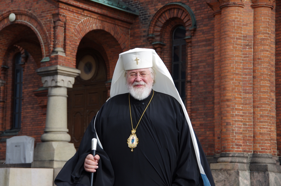 Arkkipiispa Leo Uspenskin katedraalin edessä Helsingissä.