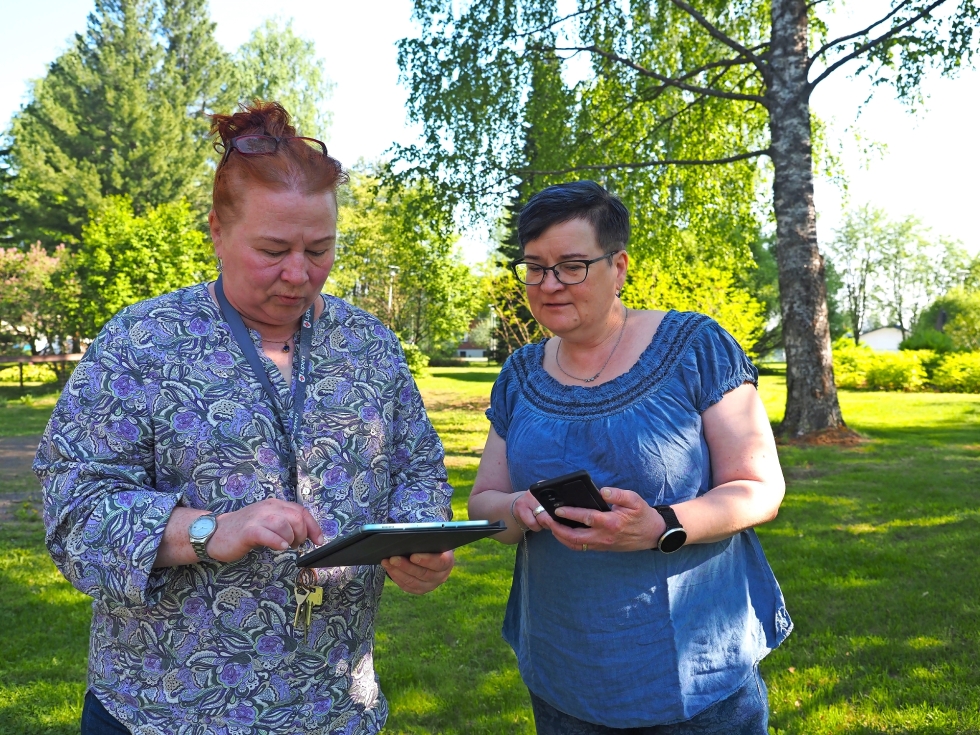 Puheluiden robottiääni häiritsee maaseutuasiamiesten Anne Könösen ja Katja Turtiaisen työtä. He harmittelevat huonoja yhteyksiä, jotka vaikeuttavat myös viljelijöiden elämää.