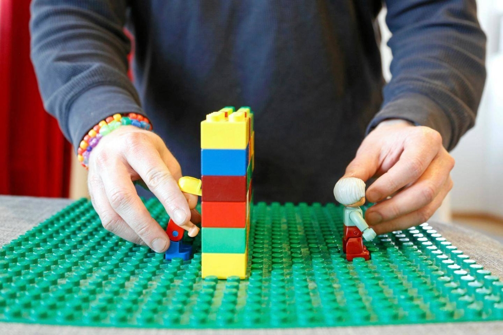 Sosiaalisen median päivityksiään Sami kuvittaa usein lasten Lego-ukoilla ja rakennelmilla. Asetelmilla hän kuvastaa parisuhteen, eron ja perhearjen teemoja. Samilla on kädessään lasten tekemiä helmikoruja. 