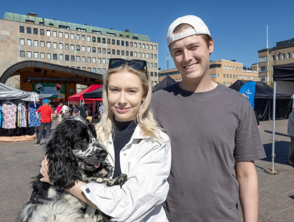 Jere Sinkkonen sekä Ella Engström tulivat seuraamaan kesän avausta torille seitsemän kuukautta vanhan Pablo-koiran kanssa.