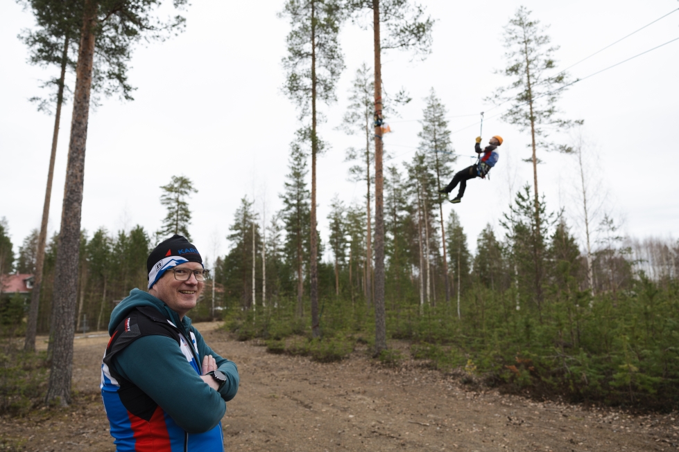 Karelian Seikkailu-urheilijoiden Mikko Frisk seurasi, kun Pasi Penttinen nousi korkeuksiin testaamaan vaijeriliukutehtävää.