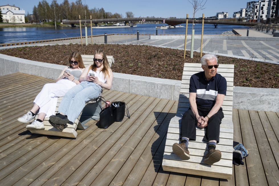 Oosa Rautanen (vas.), Nea Paajanen ja Erkki Koistinen nauttivat aukiolle porottavasta auringosta.