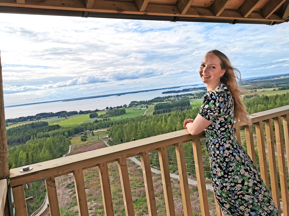 Eija-Katriina Uusi-Tarkka on Rääkkylän tuleva koeasuja. Kuvassa hän on synnyinseudullaan Etelä-Pohjanmaalla. 