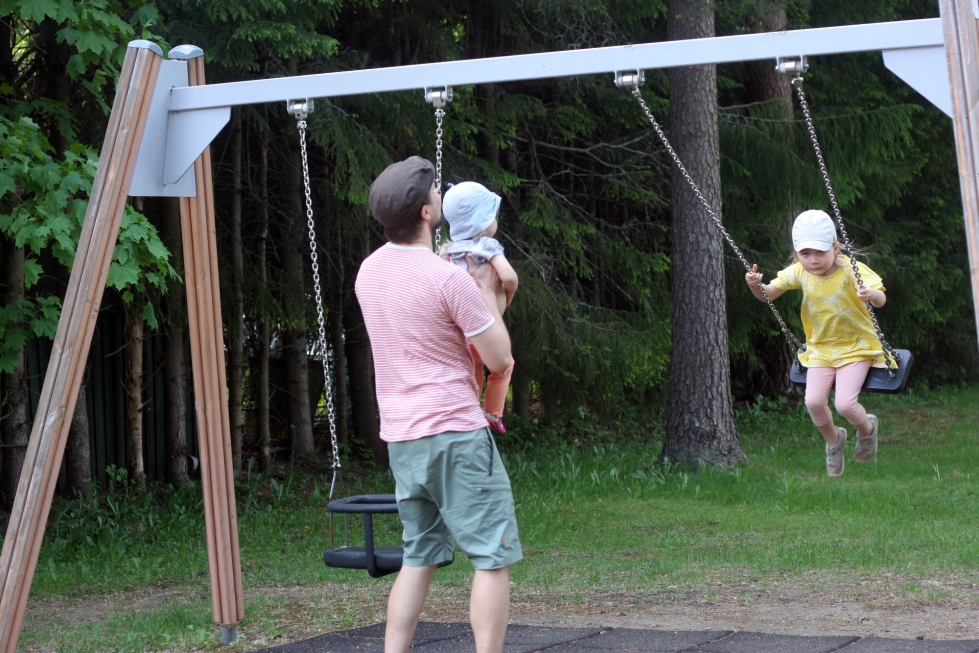 Tuomo, Aina ja Ilmi Alhojärvi käyvät Jänönpuiston leikkikentällä lähes päivittäin.