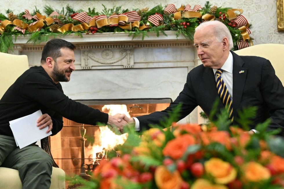 Ukrainan presidentti Volodymyr Zelenskyi (vas.) ja Yhdysvaltain presidentti Joe Biden Valkoisessa talossa 12.12.2023.