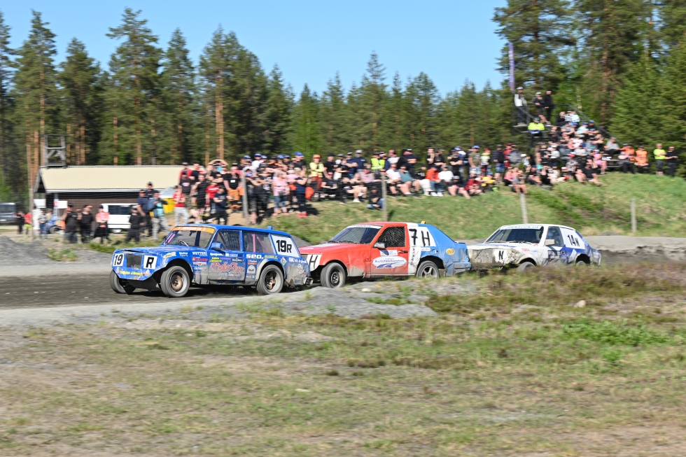 Tuomas Riissanen johti autoletkaa sunnuntaina. Riissanen oli yksi EVK-liigan voittaneen Valolux Racing Teamin kuljettajista.