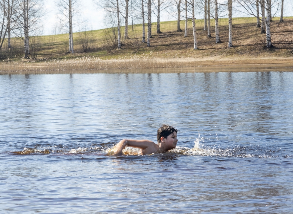 Kohta 12 vuotta täyttävä Aabis Kafle ui Joensuun Linnunlahdella ainakin kahteen otteeseen keskiviikkona.