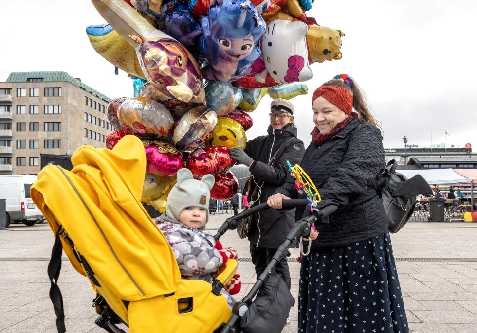 Pian kaksivuotias Manna yllätti äitinsä Mari Keskisen vappupallovalinnallaan. Niitä torilla noin 30 vuotta myynyt Netta Heiskanen kertoo, että pallojen suosio on laskenut. Kestosuosikkeja ovat eläinhahmot.